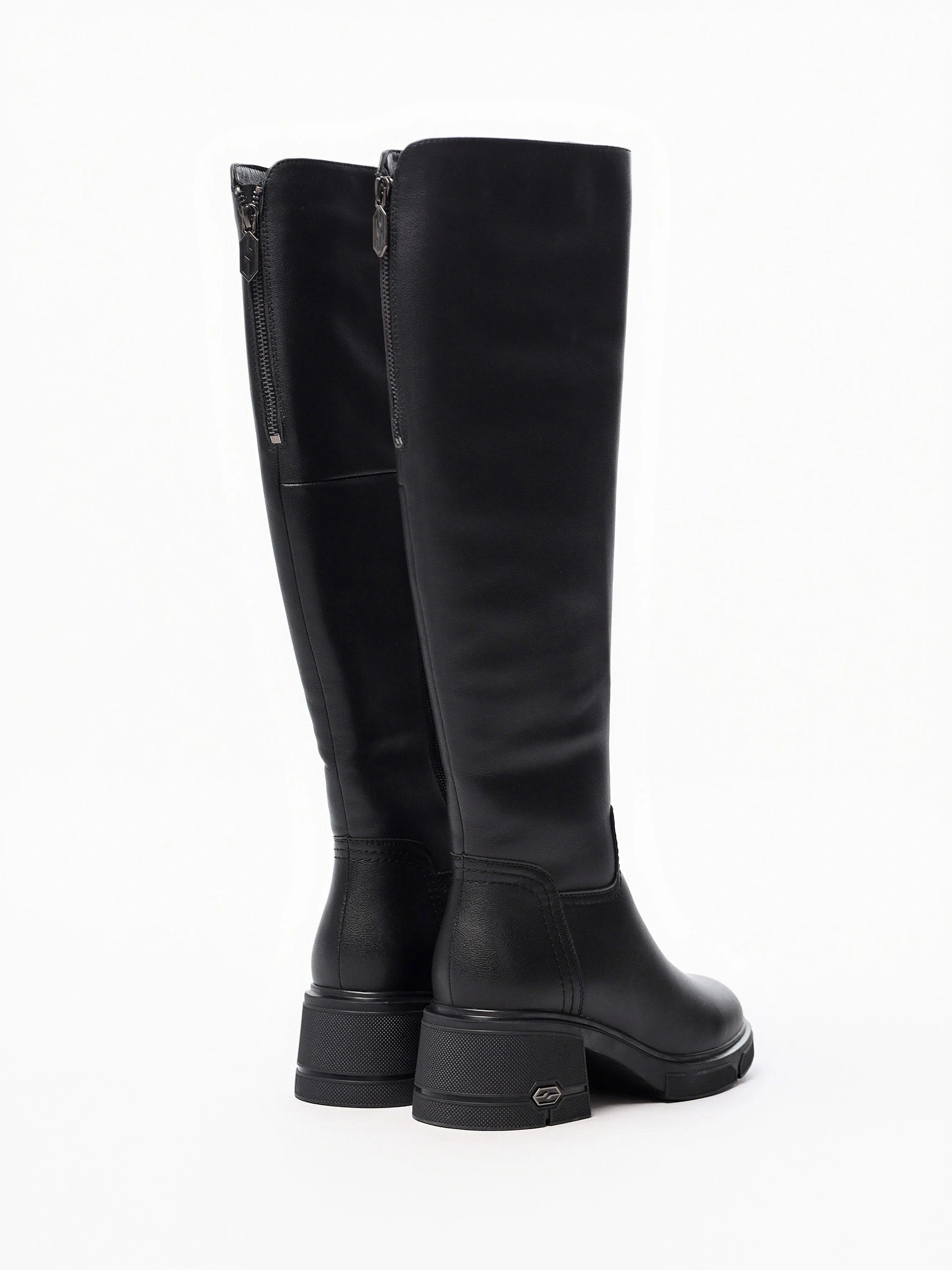 Сапоги черного цвета из натуральной кожи на высоком широком каблуке